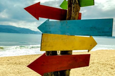 指引路人的指示牌图片