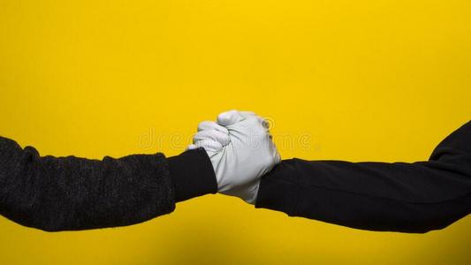 握手黄色建筑手套图片