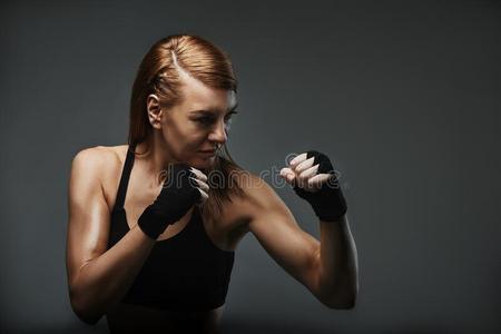 踢拳击妇女图片