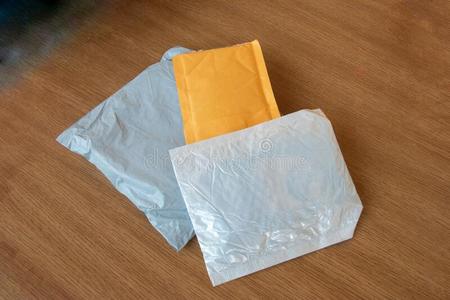 三邮政的包裹小的包装白色的,灰色和黄色的向求爱照片