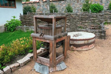 老的手磨坊为谷物照片