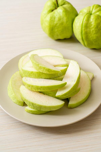 新鲜的番石榴成果刨切的照片