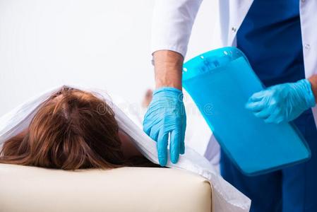 警察部门验尸官仔细检查死去的身体死尸采用太平间照片