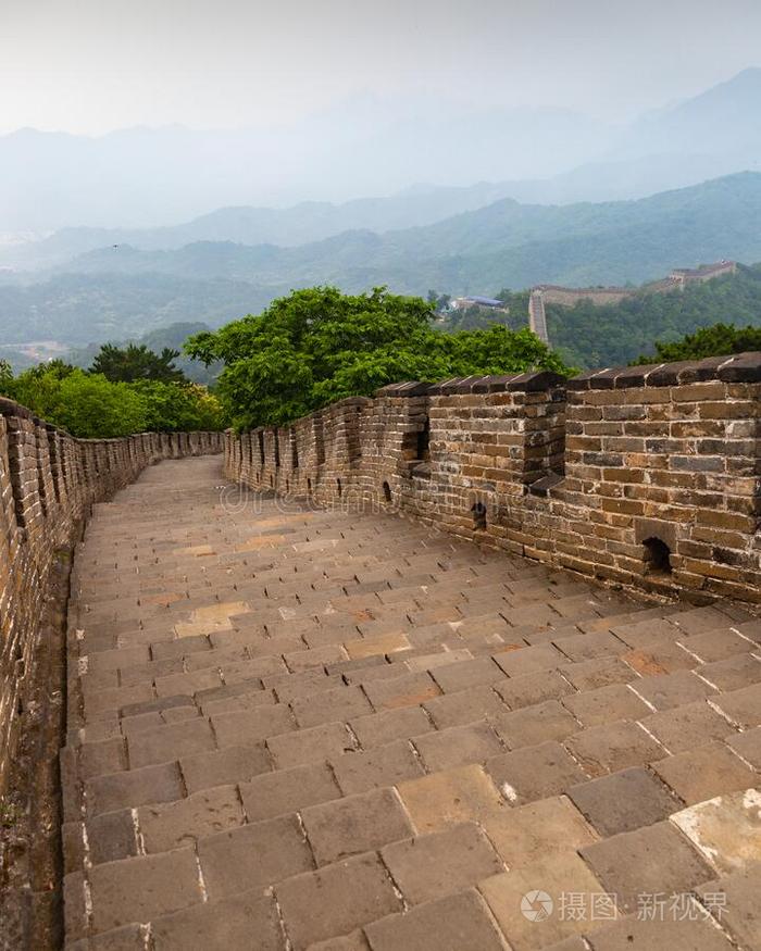 伟大的墙关于中国被环绕着的在旁边山向一有雾的d一y