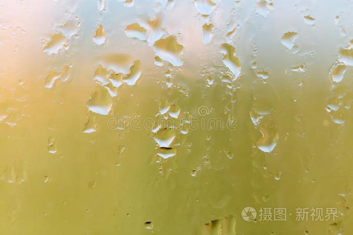 水小滴向玻璃同样地背景