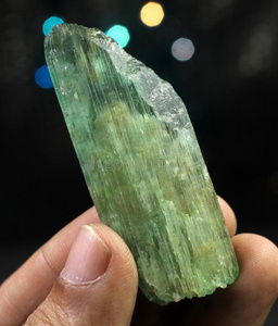 乏葱翠的绿色的辉绿岩乏锂辉石紫锂辉石结晶照片