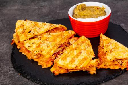 和香菜墨西哥墨西哥玉米饼芭蕉片油炸碎肉和西红柿准备玉米饼烤鸡肉