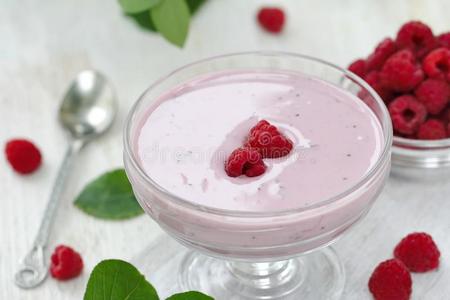 美味的悬钩子奶油冻采用一碗照片