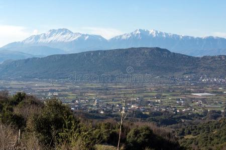 帕姆沃蒂达冬风景关于品都斯山脉山,伊庇鲁斯,希腊照片