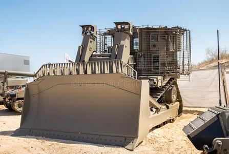 军事与注意看装甲的军事的推土机表示