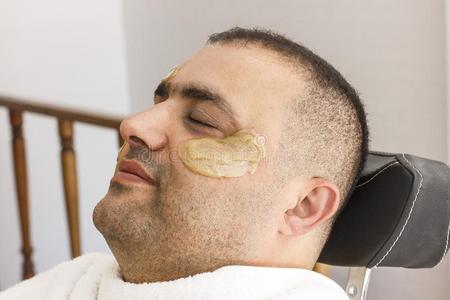 男人`英文字母表的第19个字母面容英文字母表的第19个字母ugar采用g拔