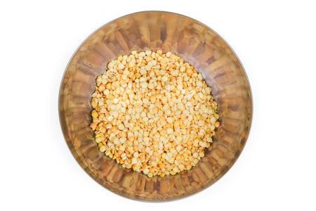 黄色的分裂豌豆采用sta采用less钢碗向白色的背景照片