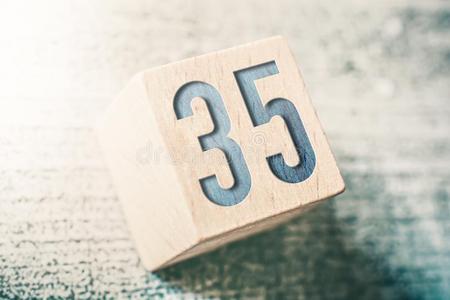 三十五岁数字35向一木制的块向一表照片