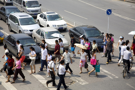 斑马线人流人行道照片