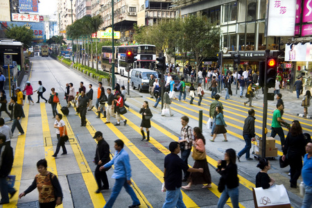 流量繁忙的城市十字路口人流和车流量繁忙的城市十字路口人流和车流量