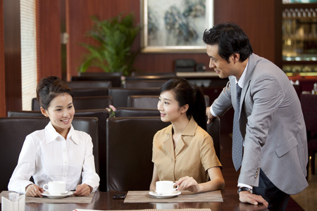 商务人士喝茶聊天照片