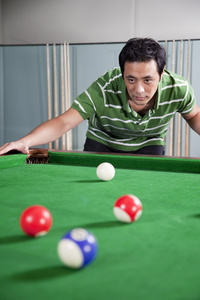 打台球打台球的年轻男人照片