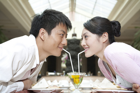 情侣在餐厅喝饮料照片