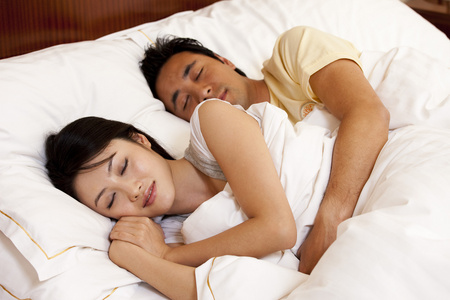 正在睡觉的夫妻图片