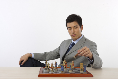 商务男士玩国际象棋