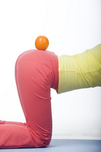 趴着的女性图片