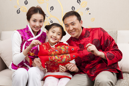 中国新年快乐的唐装父子传统家庭现代家庭现代家庭现代家庭传统家庭