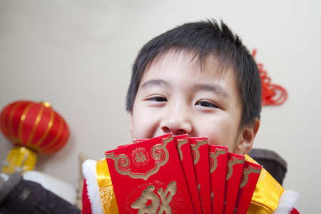 拿到红包孩子图片