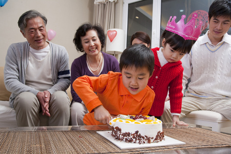 温馨生日传统家庭照片