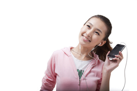 快乐的年轻女人使用手机听音乐