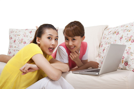两个年轻女人使用笔记本电脑