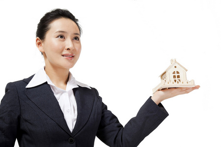 幸福的房地产经纪人女士展示房屋出售标志健身房女士矢量女士手上 3d