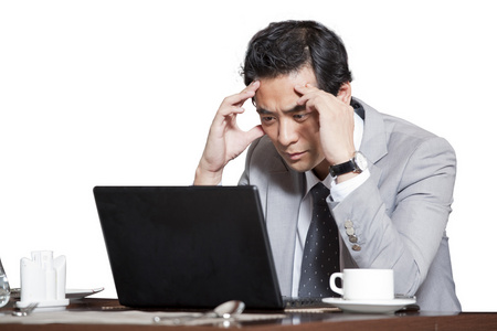 商务人士年轻商务男士在办公室工作年轻商务男士在办公室工作年轻商务