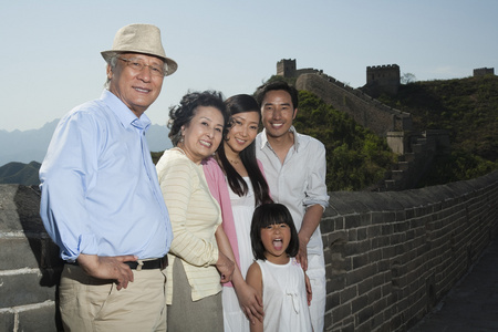 老人相拥一家人游长城照片