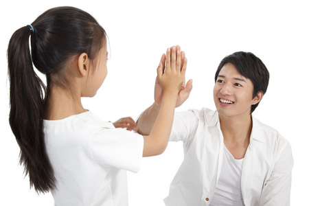 棚拍休闲装年轻父亲和小女孩拍手照片