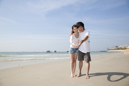 年轻情侣在海边度假