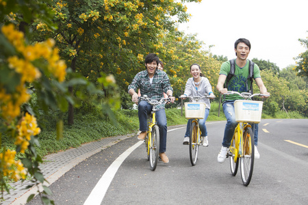 一群年轻大学生在校园里骑车