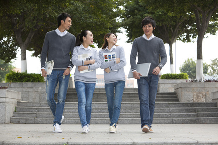 年轻大学生在校园里漫步照片