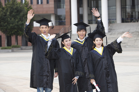 大学操场年轻大学生在校园里的毕业典礼照片