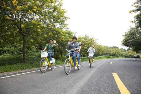 年轻大学生在校园里骑车