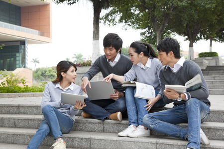 大学生讨论照片图片