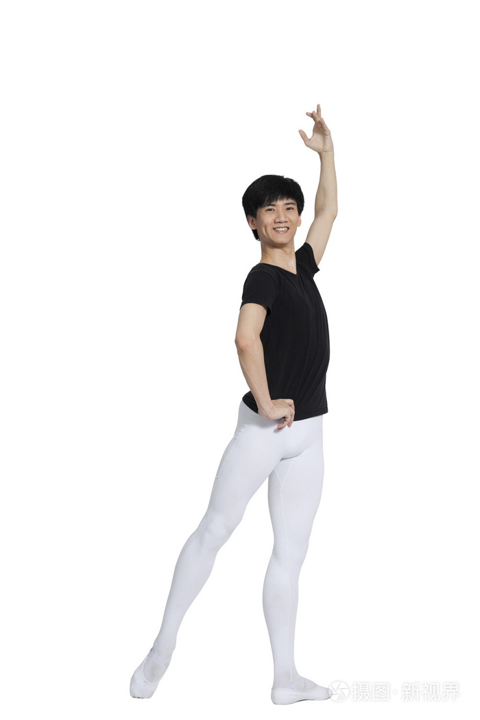 棚拍年轻的芭蕾舞男演员练习基本功