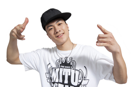 棚拍年轻男人跳街舞手势照片