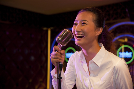 年轻女人在ktv唱歌照片