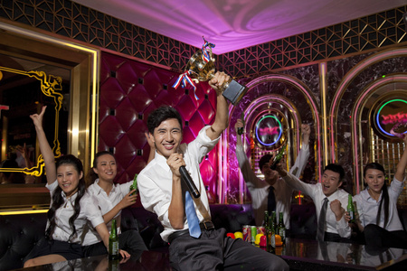 一群年轻人在ktv聚会照片