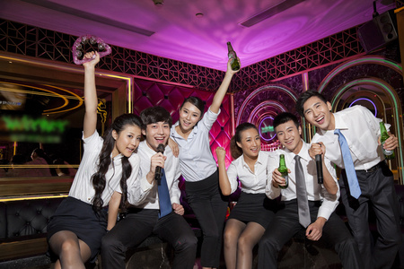 一群年轻人在ktv聚会照片