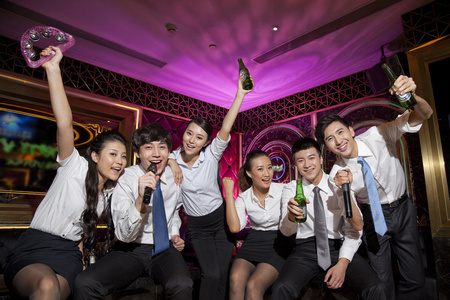 一群年轻人在ktv聚会照片