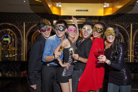 喝酒狂欢一群年轻人在ktv狂欢照片