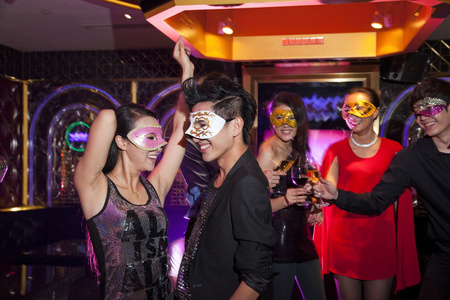 聚会在一起在户外聚会上享受暑假的青年男女群体一群年轻人在ktv狂欢