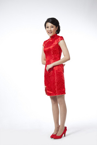 棚拍节日身穿红色旗袍的年轻女人