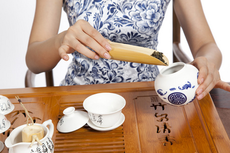 棚拍身穿旗袍的年轻女人茶艺表演